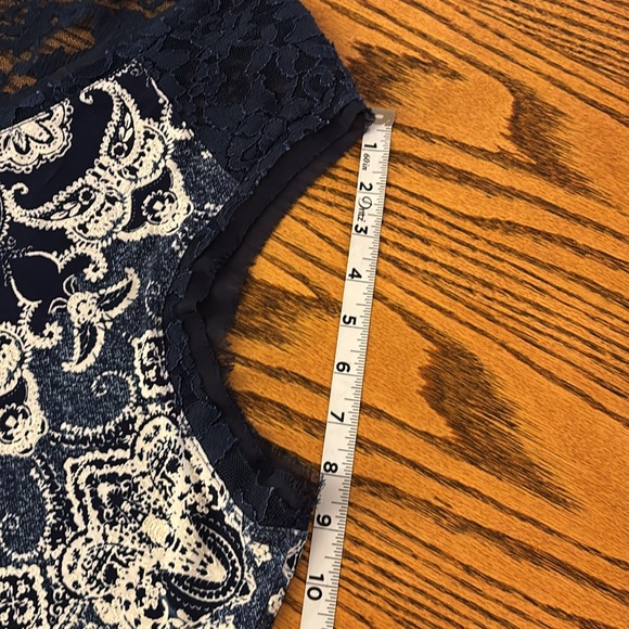 French Blue Woman - sleeveless navy and white shirt with lace - Picture 9 of 10